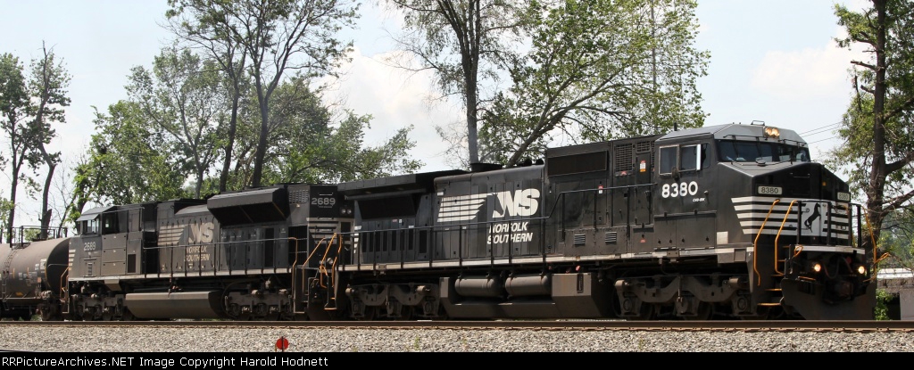 NS 8380 leads train 17M northbound